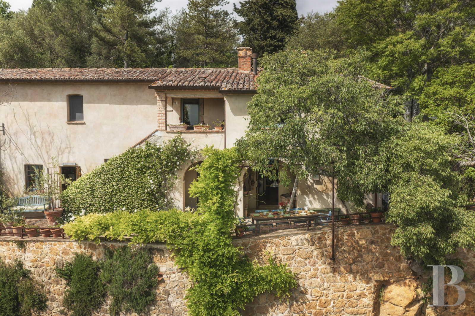 An old olive grove farmhouse restored to its former glory, overlooking the countryside in the Val d'Orcia in Tuscany - photo  n°4